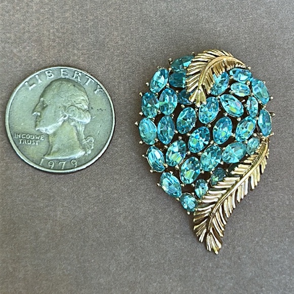Trifari Vintage Blue Brooch with Gold Toned Fern Leaves - Picture 12 of 14